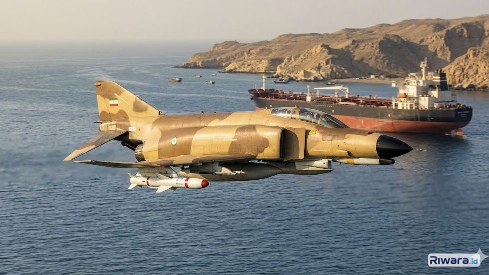 Ilustrasi pesawat tempur F-4 Phantom milik Angkatan Udara Iran, dibuat dengan bantuan Gemini AI